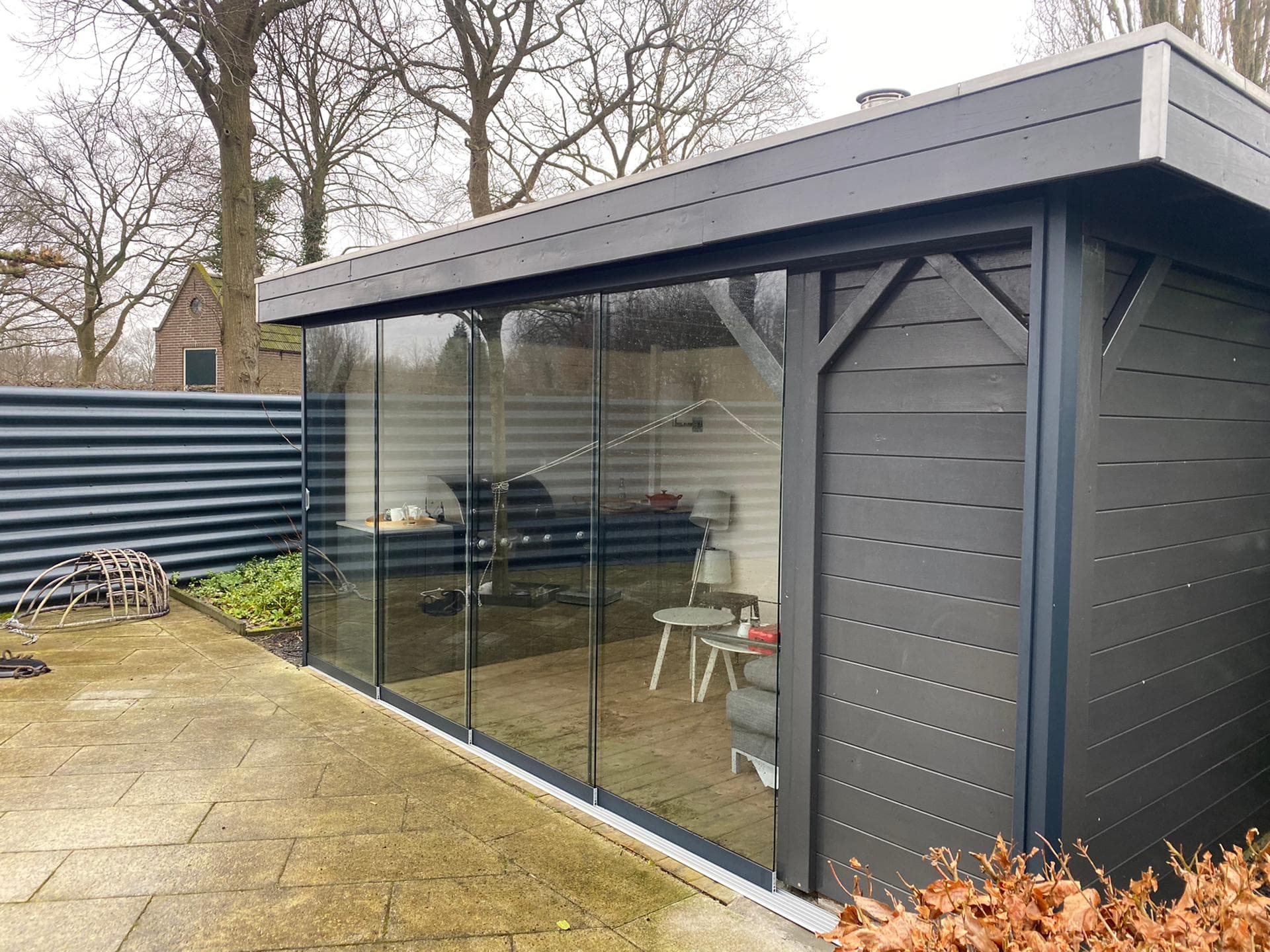 Glazen schuifwanden op een aluminium veranda