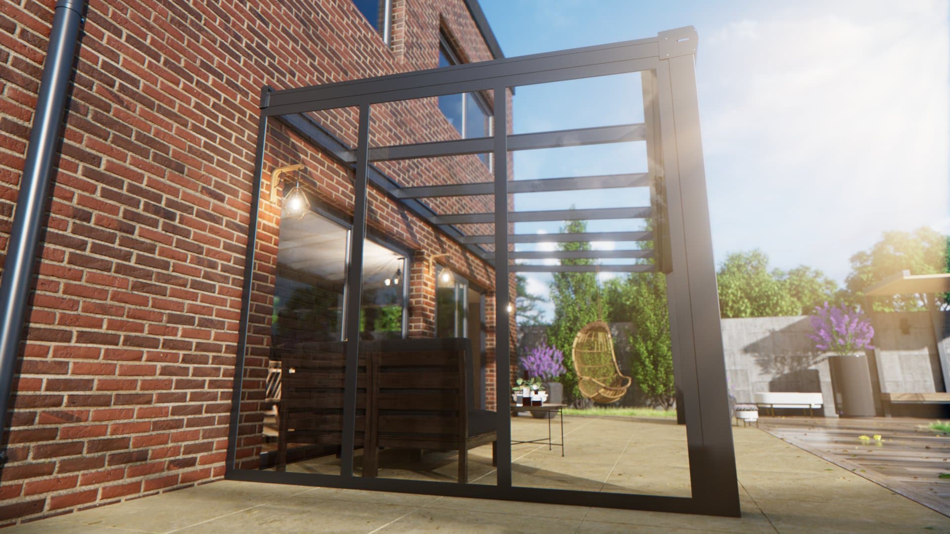 Zijanzicht van een antraciet aluminium veranda aan een bakstenen woning met terras